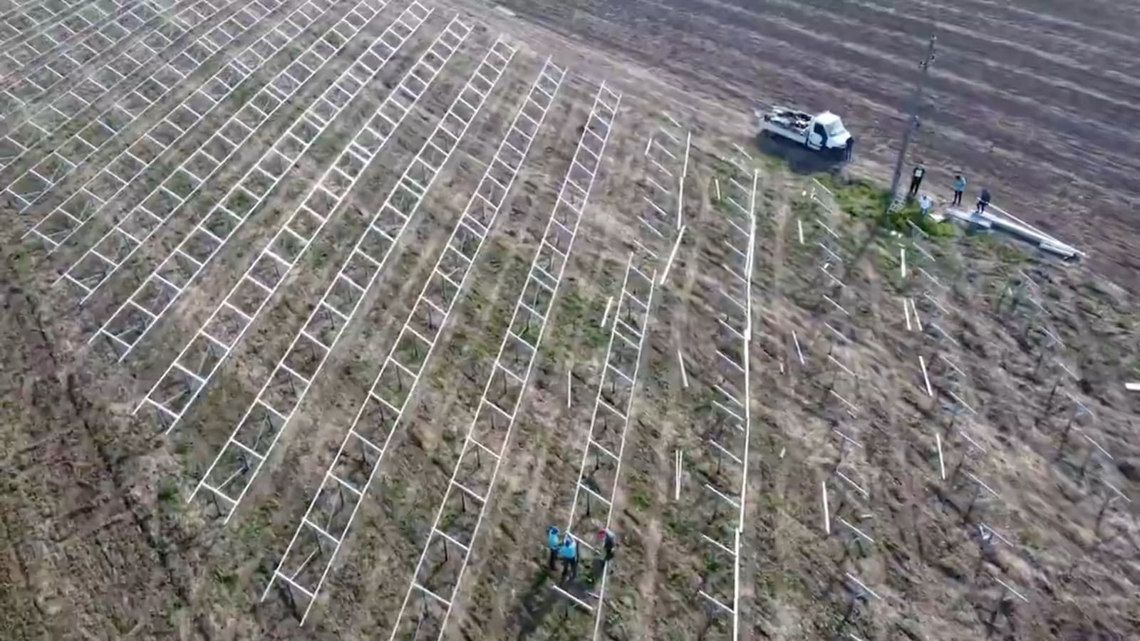 Montaj stâlpi prin batere în teren, vedere din dronă