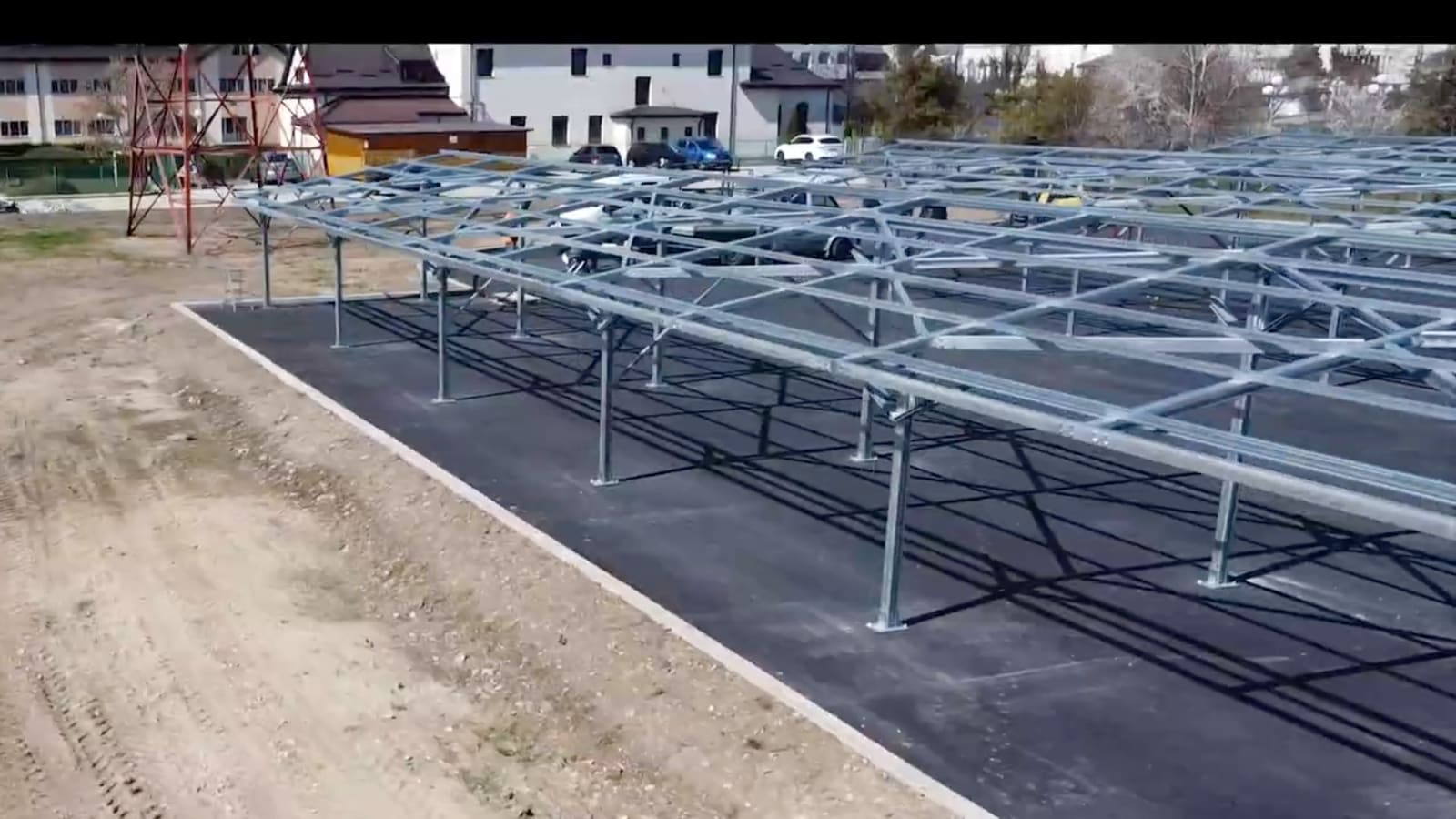 Structură metalică de carport Rometale, înainte de montarea panourilor